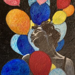 Femme et ballons colorés