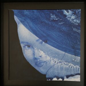 visage de femme vague bleue